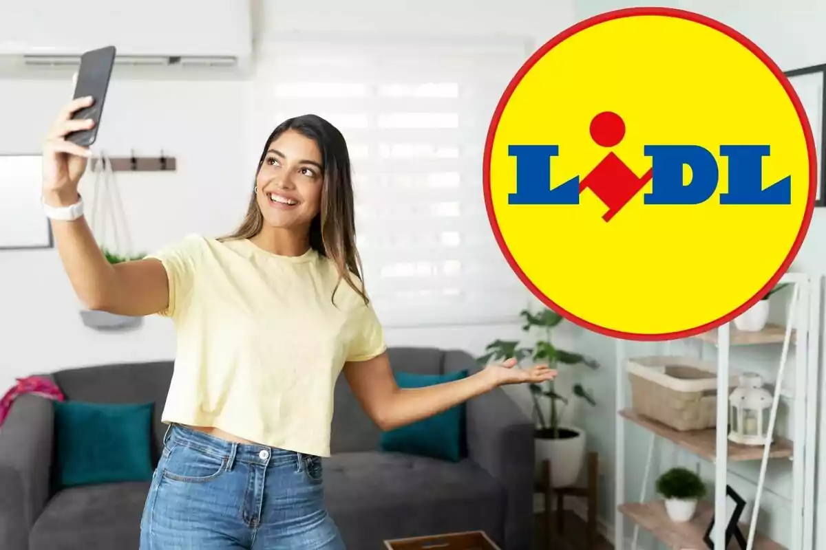 Una mujer tomándose una selfie con el logo de Lidl al lado.