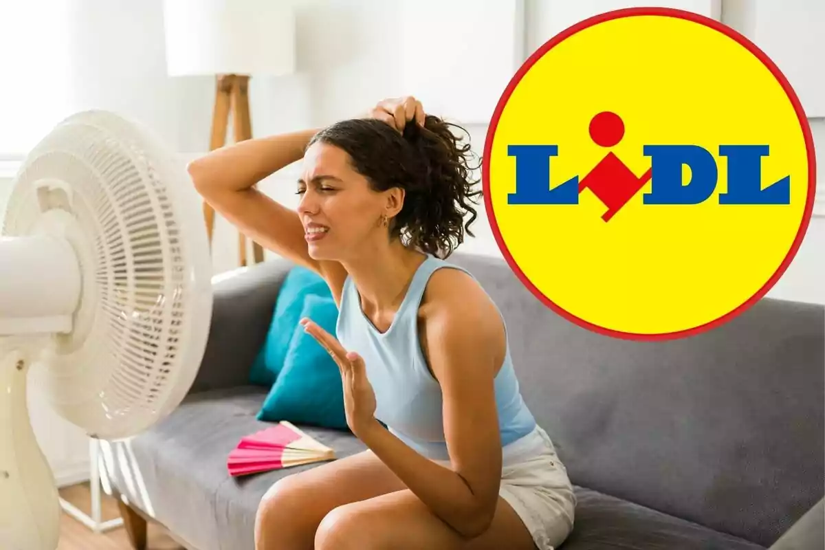 Mujer sentada en un sofá enfrente de un ventilador, con el logotipo de Lidl en la esquina superior derecha.