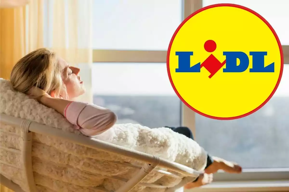 Mujer relajándose en una silla junto a una ventana con el logotipo de Lidl superpuesto.