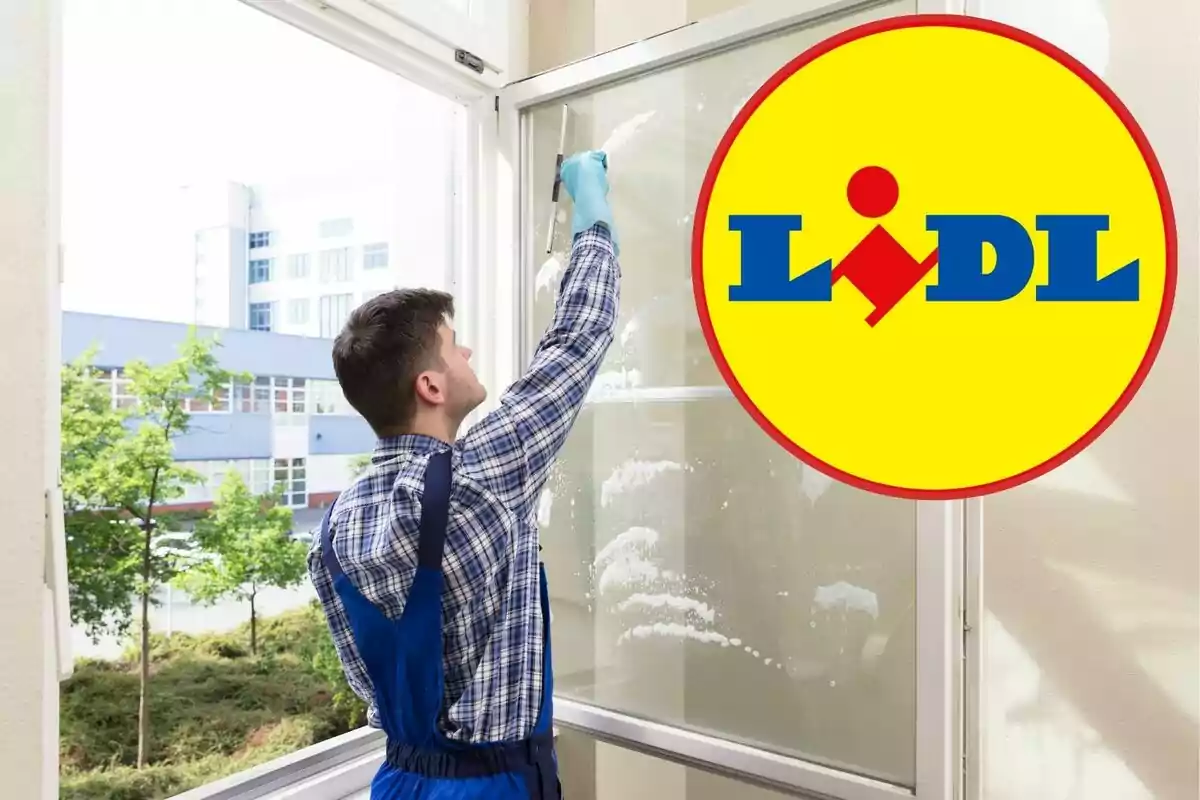 Un trabajador limpiando una ventana con el logotipo de Lidl en la esquina derecha.