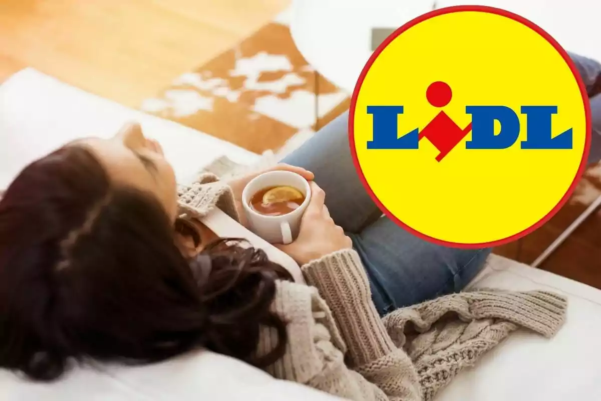 Persona recostada en un sofá sosteniendo una taza de té con el logo de Lidl superpuesto.