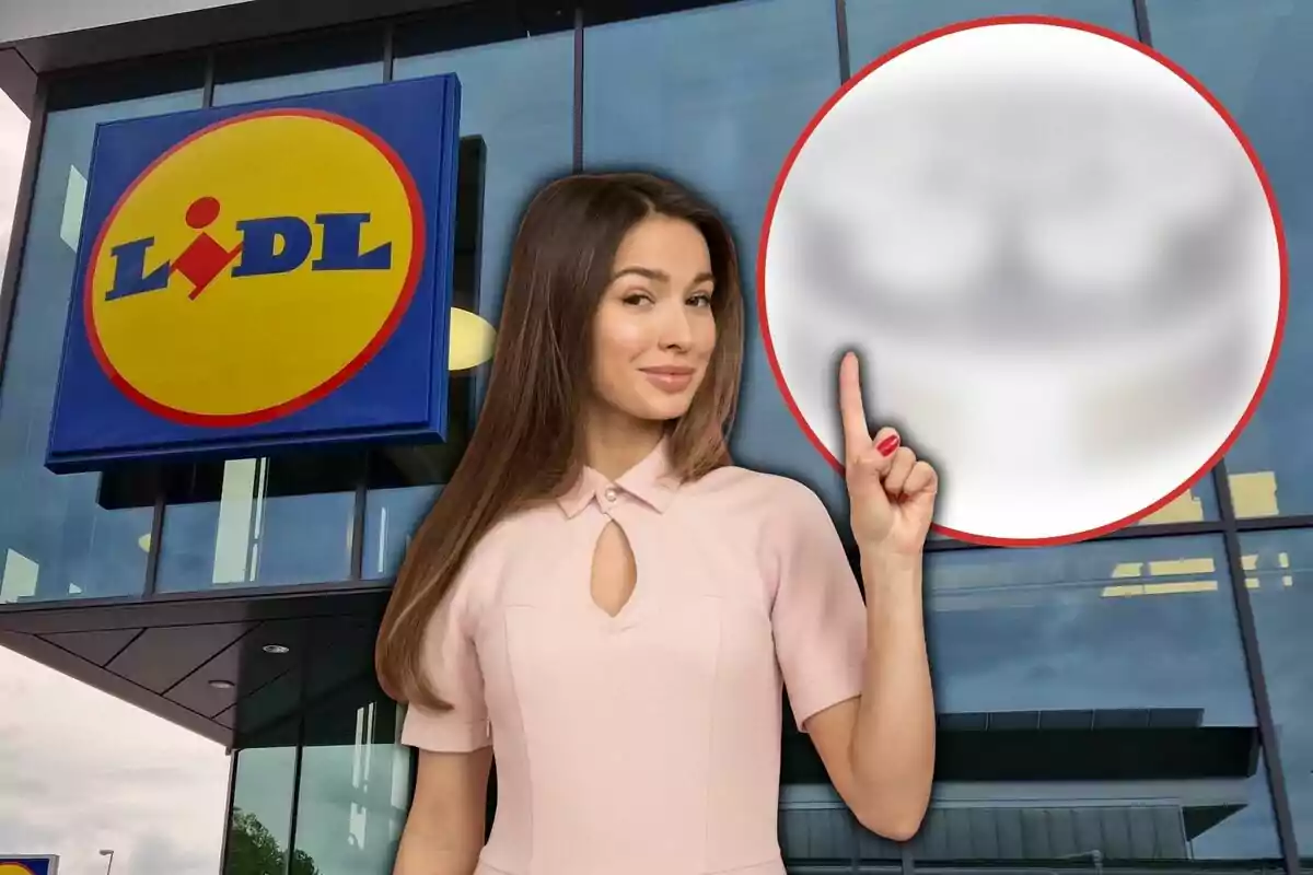 Una mujer de cabello largo y lacio, vestida con una blusa rosa claro, está de pie frente a una tienda Lidl y señala con su dedo índice hacia un círculo borroso en la esquina superior derecha de la imagen.