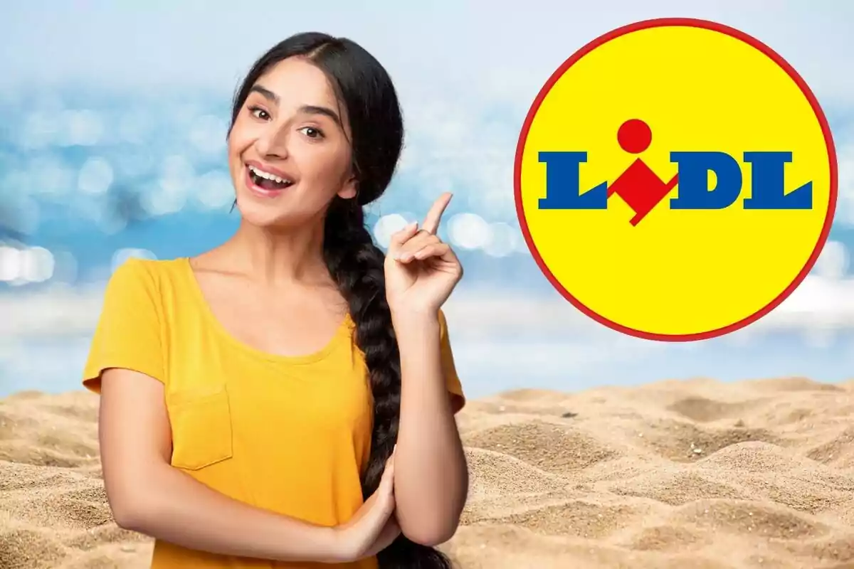 Una persona sonriente con camiseta amarilla señala el logo de Lidl en una playa.