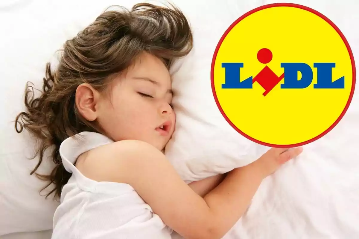 Una niña durmiendo plácidamente sobre una almohada blanca con el logo de Lidl en la esquina superior derecha.