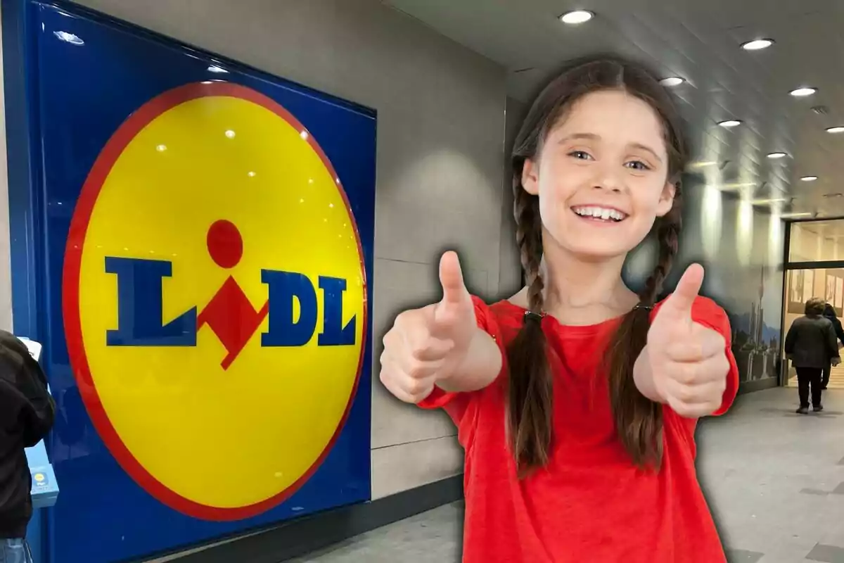 Una niña sonriente con trenzas y camiseta roja hace un gesto de aprobación con los pulgares hacia arriba frente a un cartel grande de Lidl en una tienda iluminada.