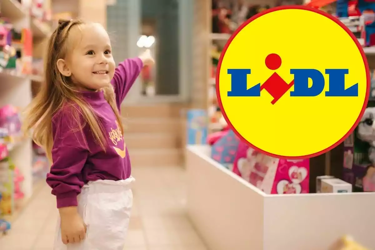 Una niña sonriente señala algo en una tienda de juguetes con el logo de Lidl al lado.