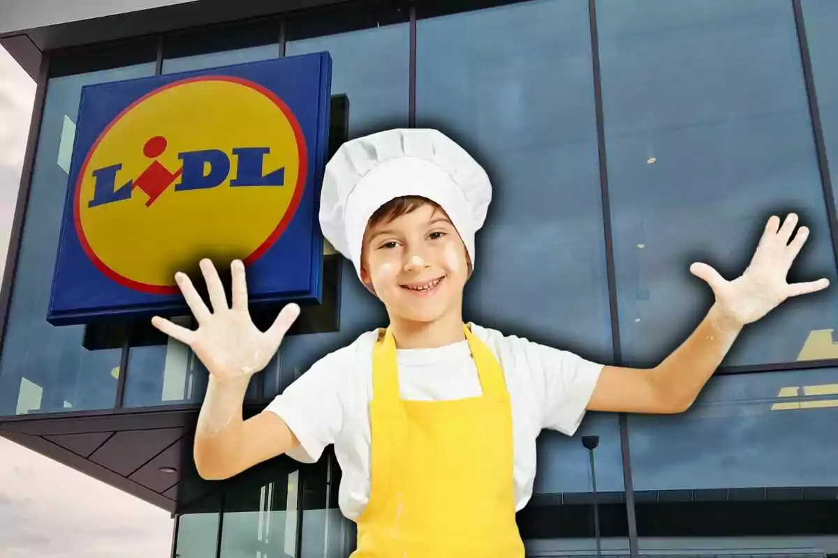 Un niño con uniforme de chef sonríe frente a una tienda Lidl.