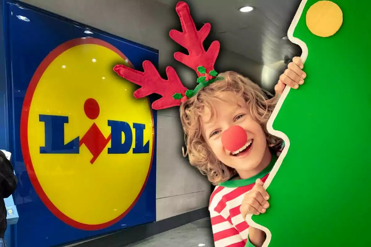 Un niño sonriente con cuernos de reno y nariz roja sostiene un árbol de cartón verde frente a un cartel de Lidl.