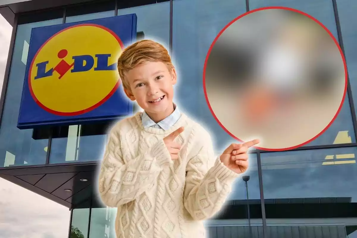 Un niño sonriente con un suéter de punto claro señala con ambas manos hacia un círculo borroso, con el logo de Lidl en el fondo.