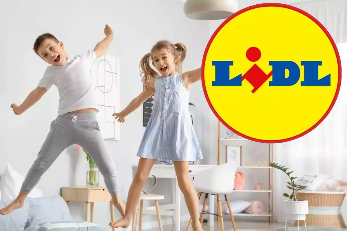 Niños saltando en una cama con el logo de Lidl en primer plano.