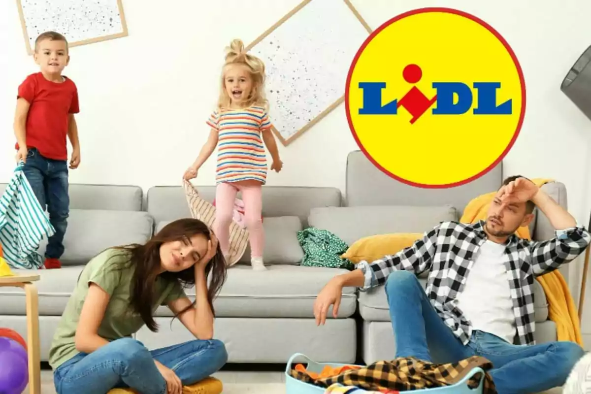 Una familia con dos niños pequeños en una sala de estar desordenada, los padres parecen cansados mientras los niños juegan, con el logotipo de Lidl en la esquina superior derecha.