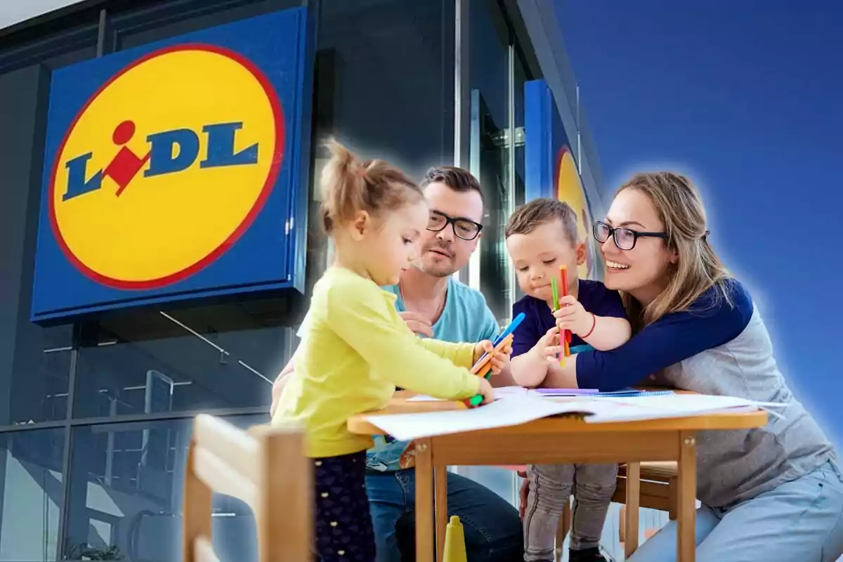 Una familia con dos niños pequeños dibujando en una mesa frente a una tienda Lidl.