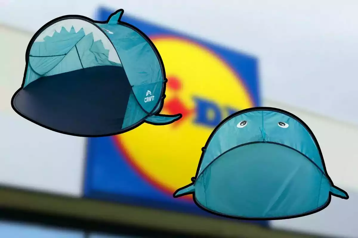 Dos tiendas de campaña azules con forma de tiburón flotan frente a un fondo borroso de un logotipo de supermercado. Dos tiendas de campaña azules con forma de tiburón flotan frente a un fondo borroso de un logotipo de supermercado.