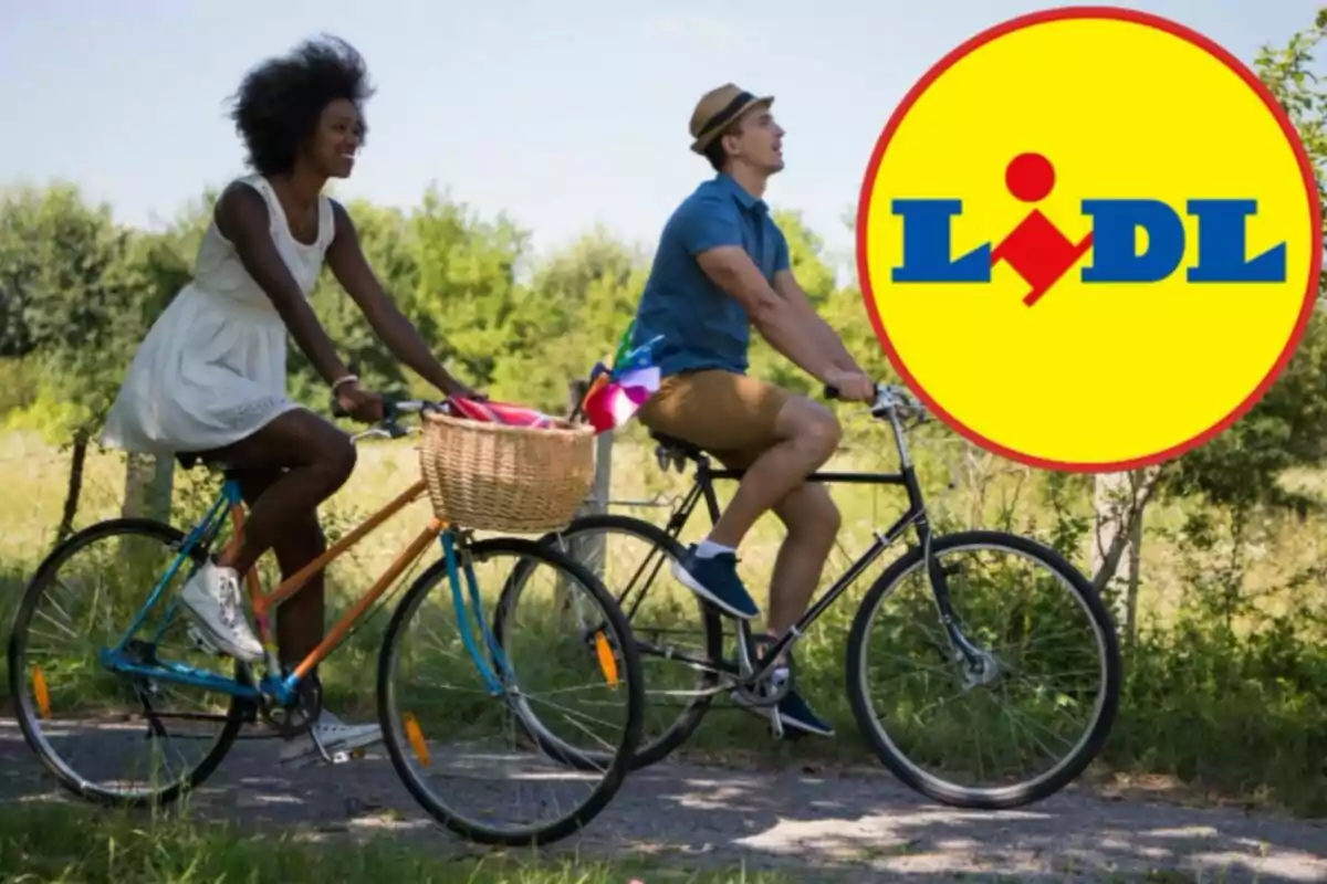 Dos personas montando bicicletas en un camino rodeado de vegetación con el logotipo de Lidl en la esquina derecha.