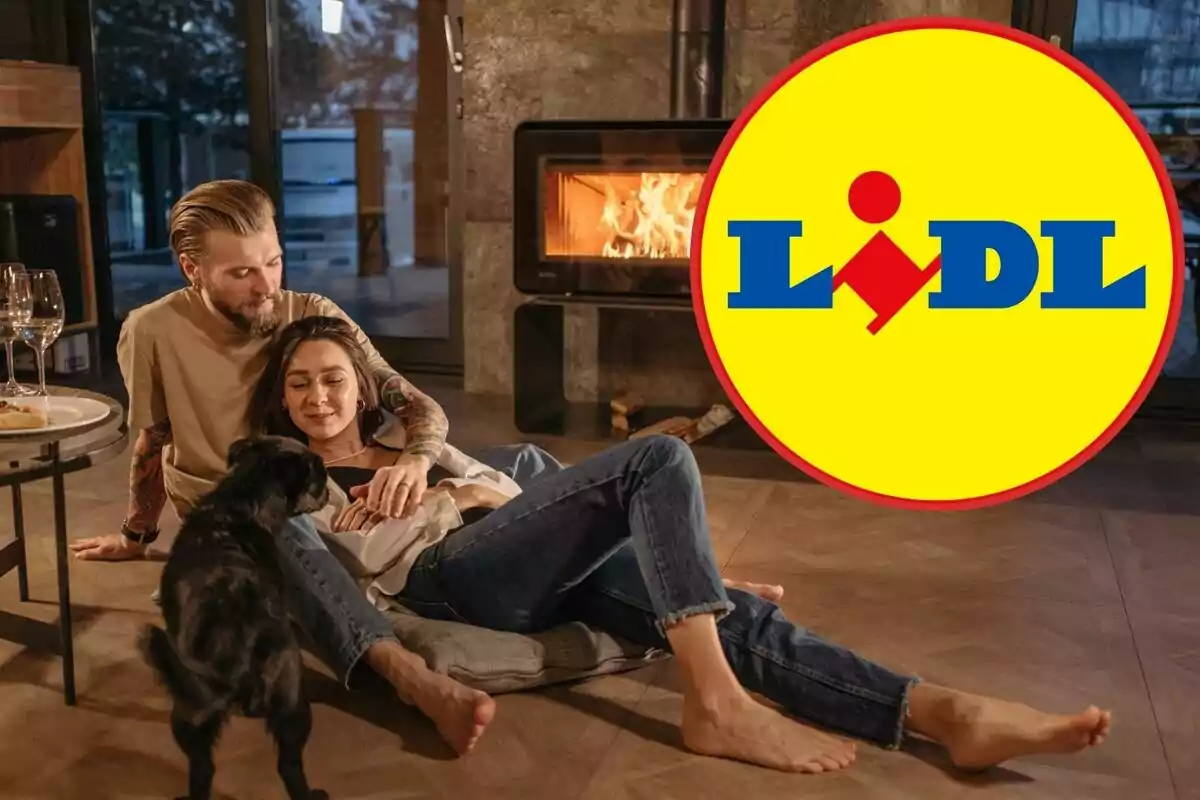 Una pareja relajándose junto a una chimenea con un perro mientras el logo de Lidl aparece en la esquina.