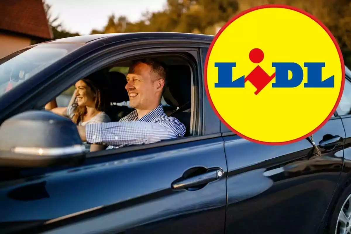 Un hombre y una mujer sonríen mientras viajan en un coche negro y sobre la imagen aparece el logotipo de Lidl