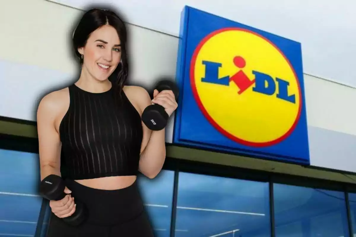 Mujer joven con ropa deportiva sosteniendo pesas frente a una tienda Lidl