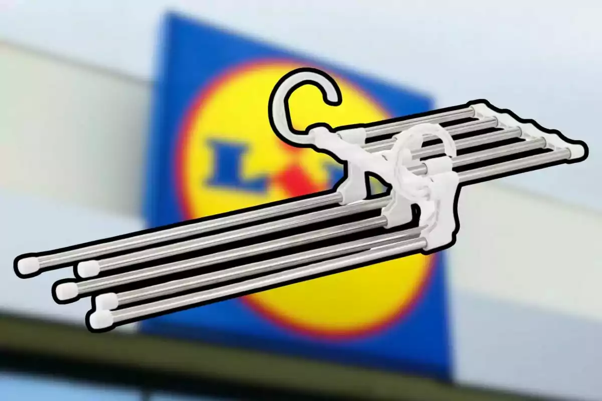 Un colgador de pantalones de metal y plástico blanco frente a un fondo borroso con un logotipo. Un colgador de pantalones de metal y plástico blanco frente a un fondo borroso con un logotipo.