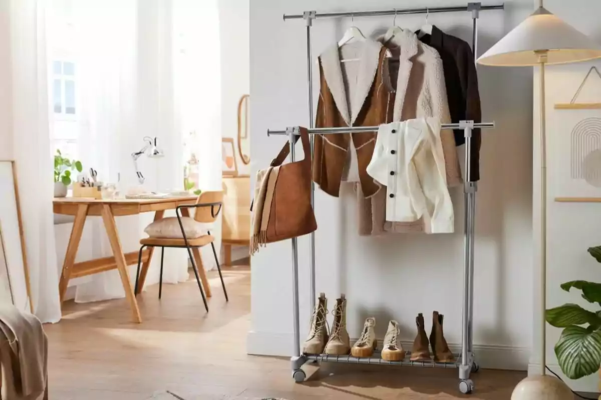Un perchero con ropa de invierno y botas junto a un escritorio de madera en una habitación luminosa. Un perchero con ropa de invierno y botas junto a un escritorio de madera en una habitación luminosa.