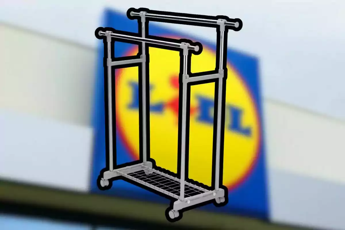 Un perchero de metal con ruedas frente a un cartel borroso de un supermercado. Un perchero de metal con ruedas frente a un cartel borroso de un supermercado.