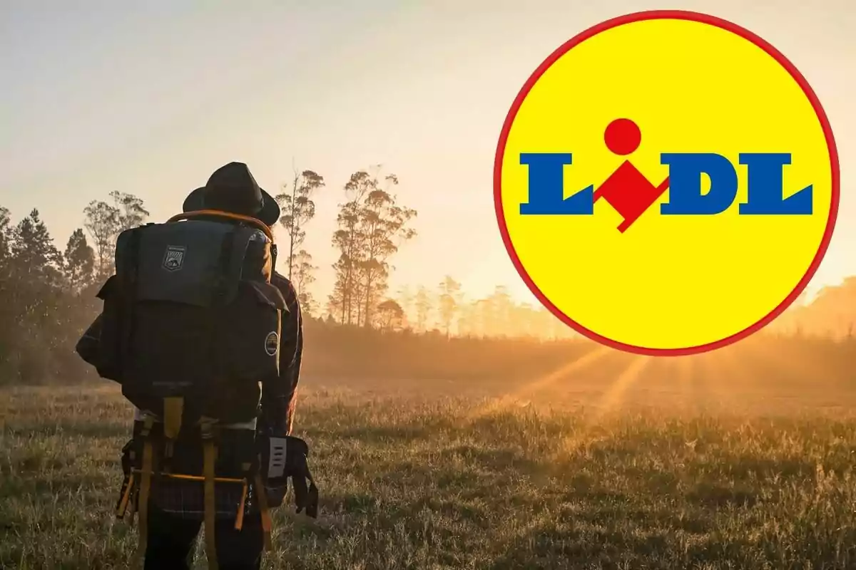 Un excursionista con mochila en un campo al amanecer junto al logotipo de Lidl.