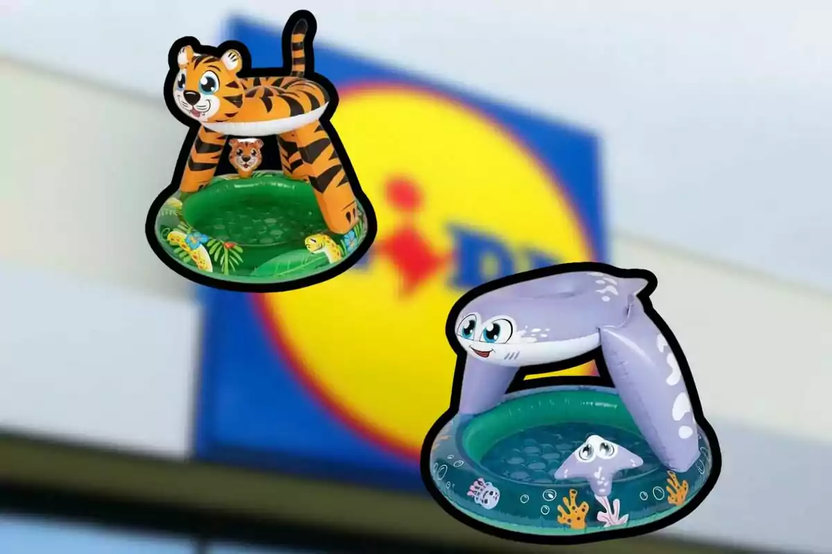 Dos piscinas inflables infantiles con forma de tigre y de pez sobre un fondo desenfocado de un letrero de supermercado Dos piscinas inflables infantiles con forma de tigre y de pez sobre un fondo desenfocado de un letrero de supermercado
