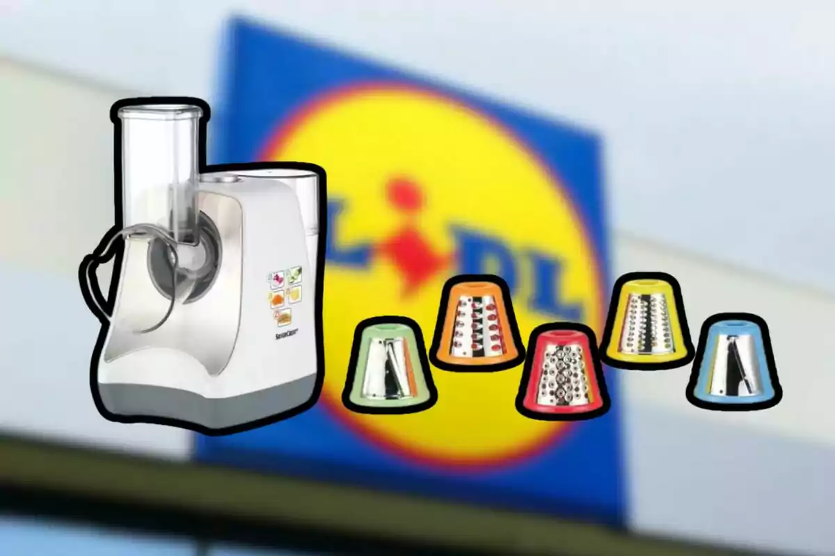 Procesador de alimentos con varios accesorios de rallado frente a un cartel de la tienda Lidl desenfocado. Procesador de alimentos con varios accesorios de rallado frente a un cartel de la tienda Lidl desenfocado.