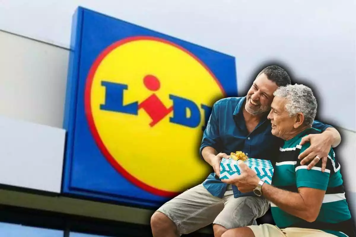 Un hijo regalando al padre un regalo de Lidl