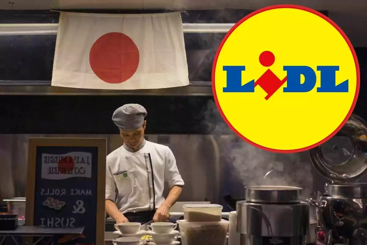 Un chef de cocina japonesa trabajando en un restaurante con una bandera de Japón colgada en la pared y el logotipo de Lidl superpuesto en la esquina superior derecha.