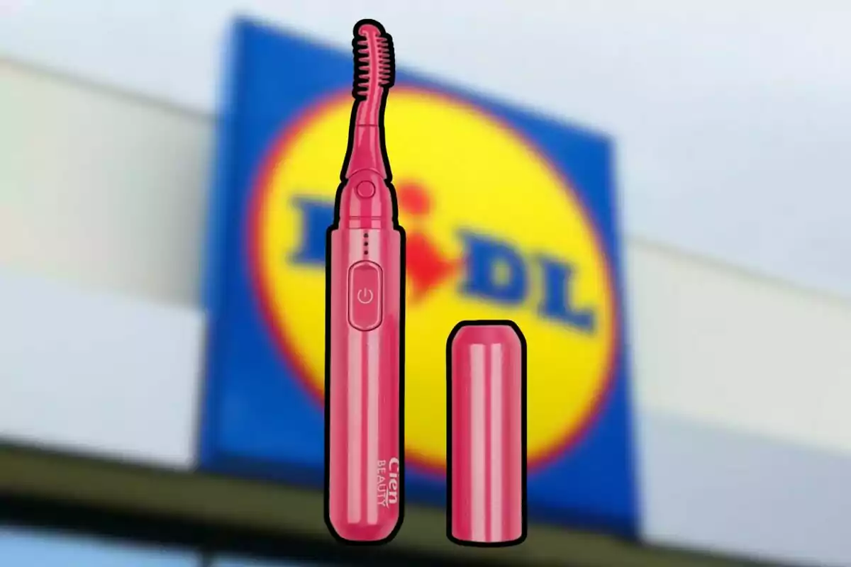 Cepillo eléctrico rosa para cejas con tapa frente a un letrero de la tienda Lidl desenfocado Cepillo eléctrico rosa para cejas con tapa frente a un letrero de la tienda Lidl desenfocado