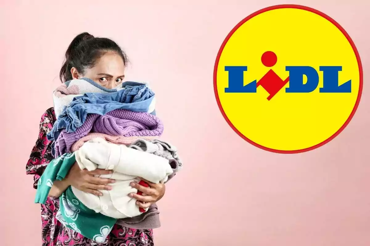 Una persona sosteniendo una pila de ropa frente a un fondo rosa con el logotipo de Lidl a la derecha.