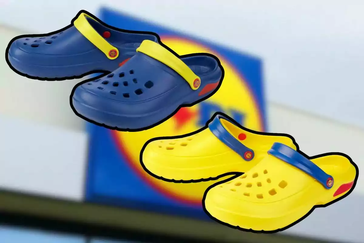 Dos pares de sandalias tipo crocs en colores azul con amarillo y amarillo con azul frente a un fondo desenfocado con los colores de la tienda Lidl Dos pares de sandalias tipo crocs en colores azul con amarillo y amarillo con azul frente a un fondo desenfocado con los colores de la tienda Lidl