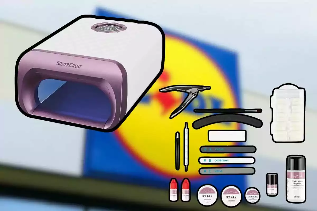 Un kit de manicura con lámpara UV y varios accesorios frente a un fondo borroso de un logotipo. Un kit de manicura con lámpara UV y varios accesorios frente a un fondo borroso de un logotipo.
