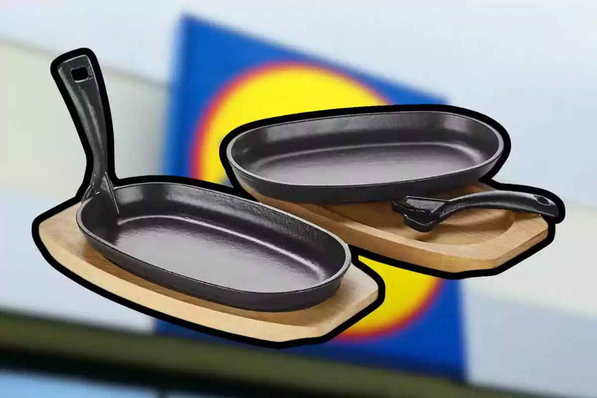 Dos sartenes de hierro fundido sobre bases de madera con un fondo borroso de colores azul y amarillo. Dos sartenes de hierro fundido sobre bases de madera con un fondo borroso de colores azul y amarillo.