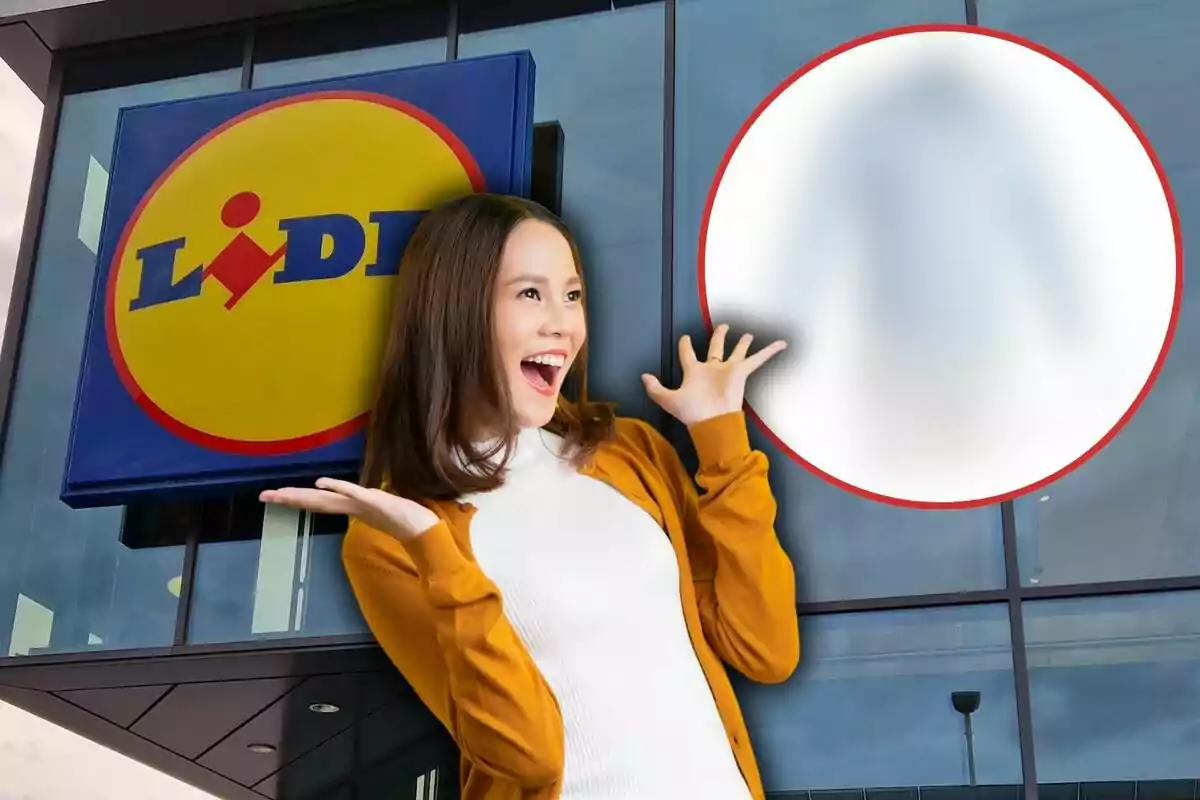 Una mujer sonriente con un suéter amarillo está frente a un edificio con el logo de Lidl y un círculo blanco borroso a su lado.