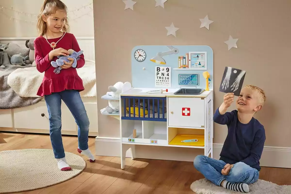 Dos niños juegan a ser médicos en una habitación infantil con una clínica de juguete y peluches. Dos niños juegan a ser médicos en una habitación infantil con una clínica de juguete y peluches.