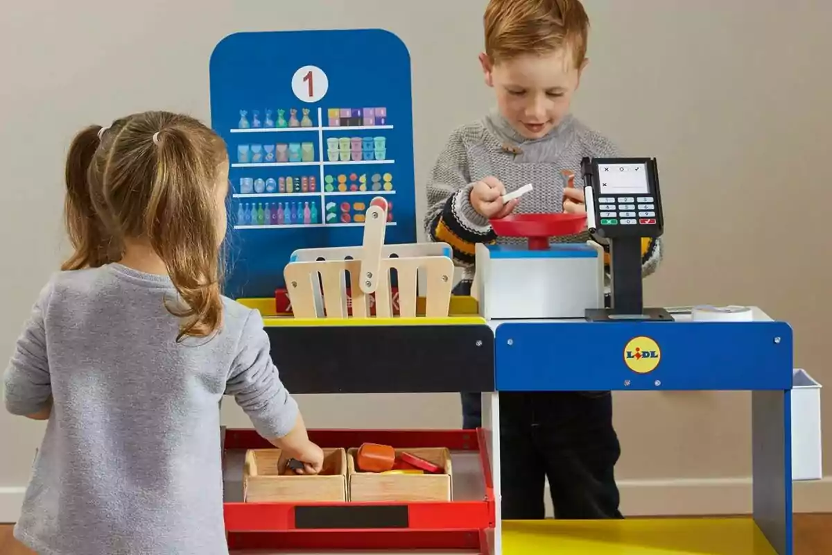 Dos niños juegan en una tienda de juguete con una caja registradora y productos simulados. Dos niños juegan en una tienda de juguete con una caja registradora y productos simulados.