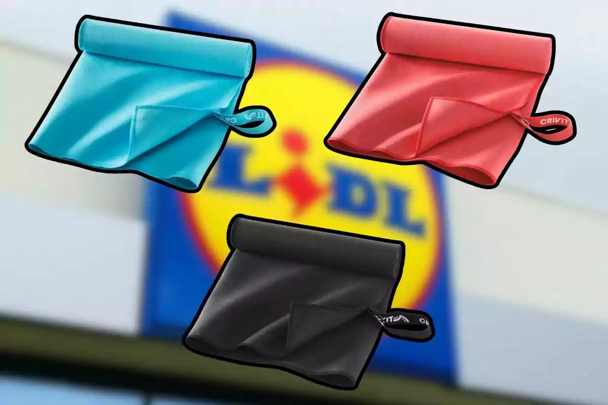 Toallas de microfibra en colores azul, rojo y negro con el logotipo de una tienda de fondo. Toallas de microfibra en colores azul, rojo y negro con el logotipo de una tienda de fondo.