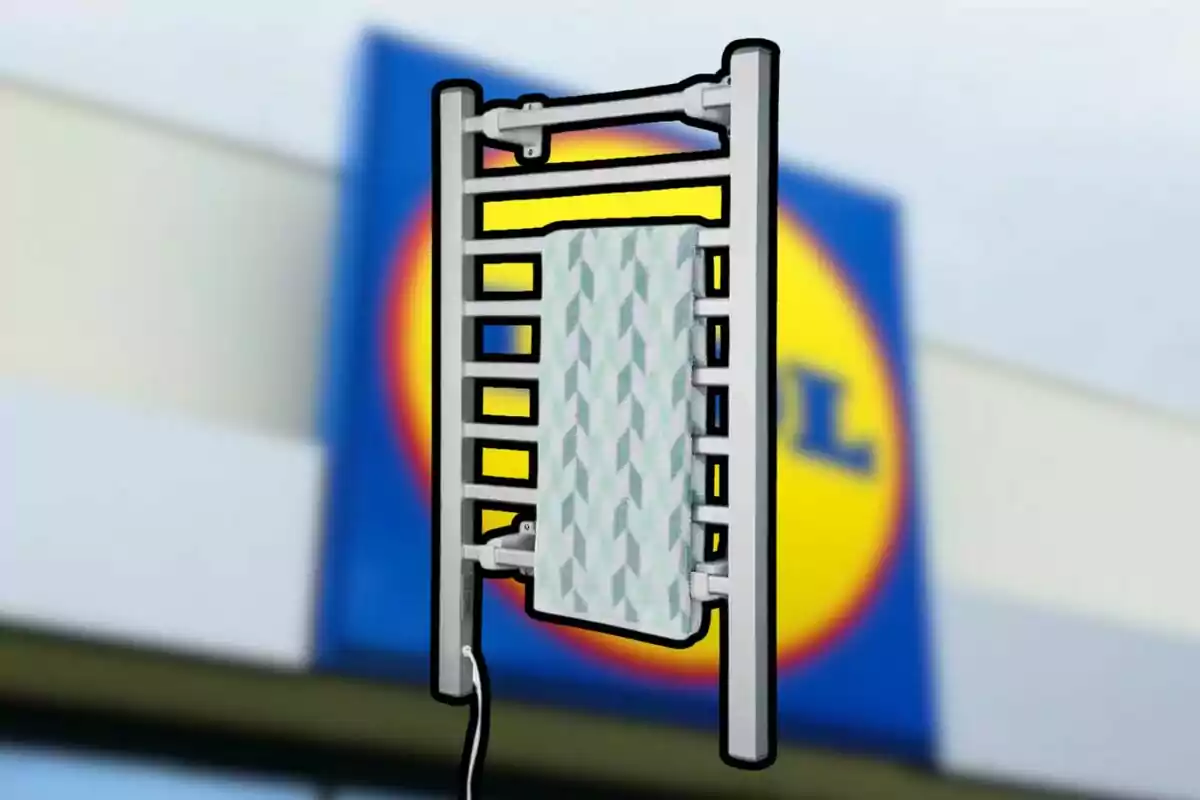 Un radiador de toallas eléctrico con un diseño geométrico en el centro y un fondo borroso de un letrero de supermercado. Un radiador de toallas eléctrico con un diseño geométrico en el centro y un fondo borroso de un letrero de supermercado.