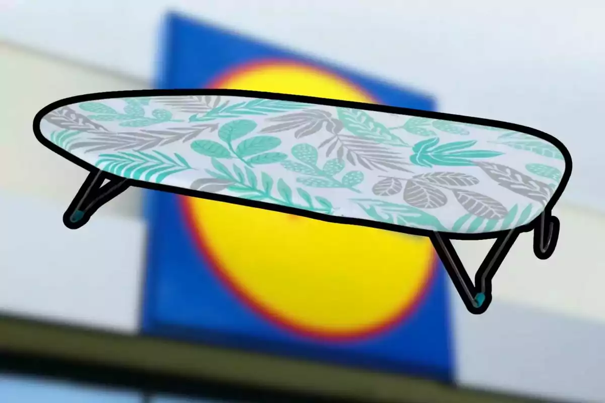 Mesa plegable con diseño de hojas verdes y grises sobre fondo borroso de un letrero amarillo y azul Mesa plegable con diseño de hojas verdes y grises sobre fondo borroso de un letrero amarillo y azul