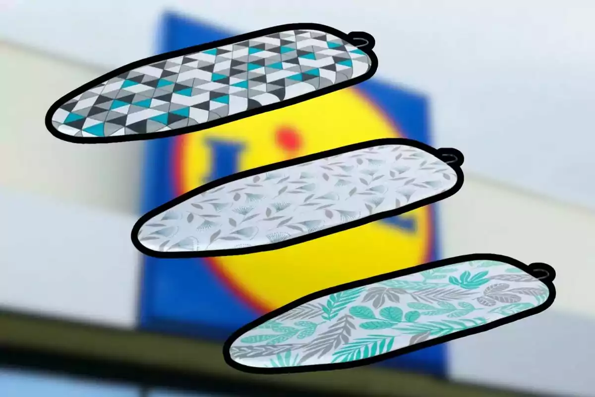 Tres fundas para tabla de planchar con diferentes diseños sobre un fondo desenfocado de una tienda Lidl Tres fundas para tabla de planchar con diferentes diseños sobre un fondo desenfocado de una tienda Lidl