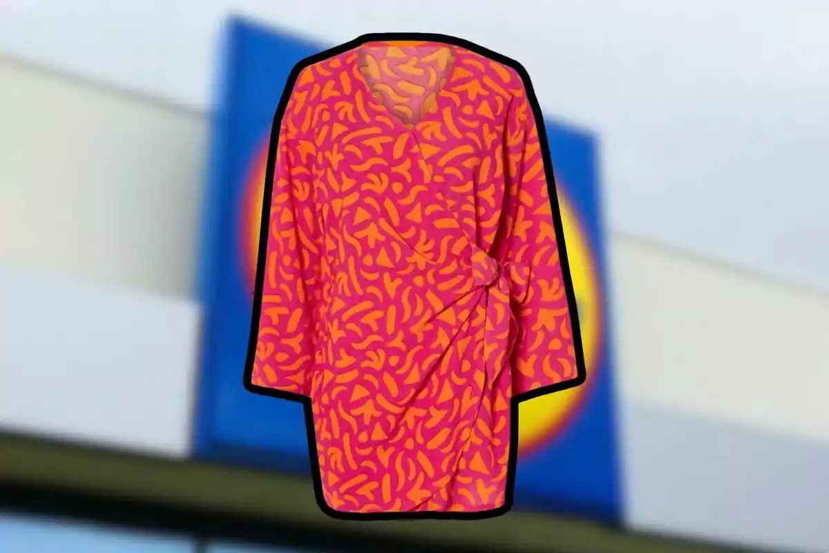Una blusa de manga larga con un diseño abstracto en tonos rosa y naranja sobre un fondo desenfocado. Una blusa de manga larga con un diseño abstracto en tonos rosa y naranja sobre un fondo desenfocado.