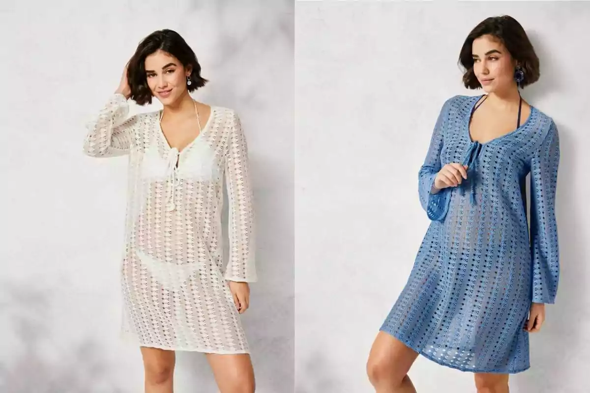 Dos mujeres posan con vestidos de playa de crochet, una en blanco y otra en azul, sobre un fondo claro. Dos mujeres posan con vestidos de playa de crochet, una en blanco y otra en azul, sobre un fondo claro.