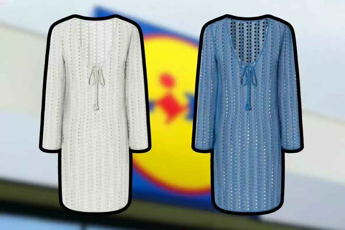Dos vestidos de crochet, uno blanco y otro azul, con fondo desenfocado de un logotipo. Dos vestidos de crochet, uno blanco y otro azul, con fondo desenfocado de un logotipo.