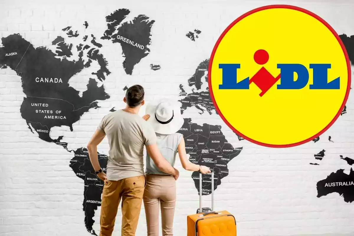 Una pareja de espaldas con una maleta mirando un mapa mundial en una pared, con el logotipo de Lidl en la esquina superior derecha.