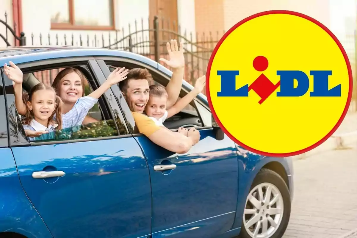 Familia feliz saludando desde un coche azul con el logotipo de Lidl superpuesto.