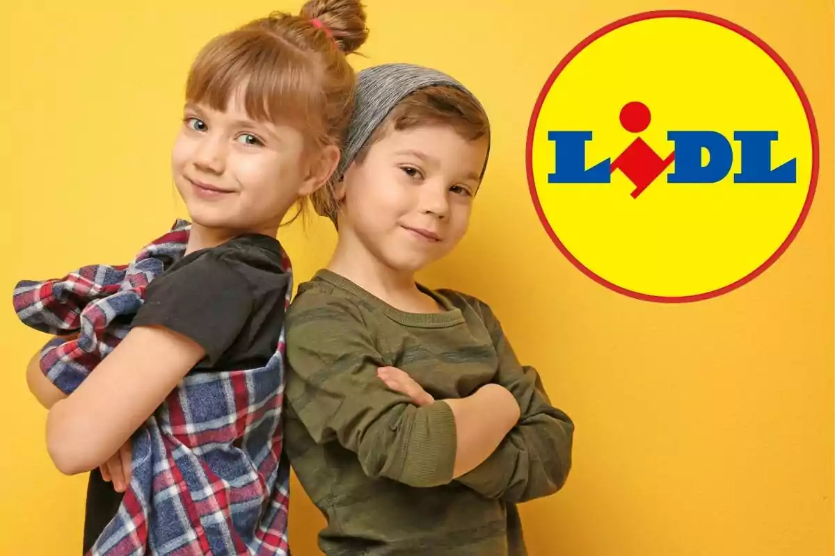 Dos niños posando con los brazos cruzados frente a un fondo amarillo con el logotipo de Lidl.