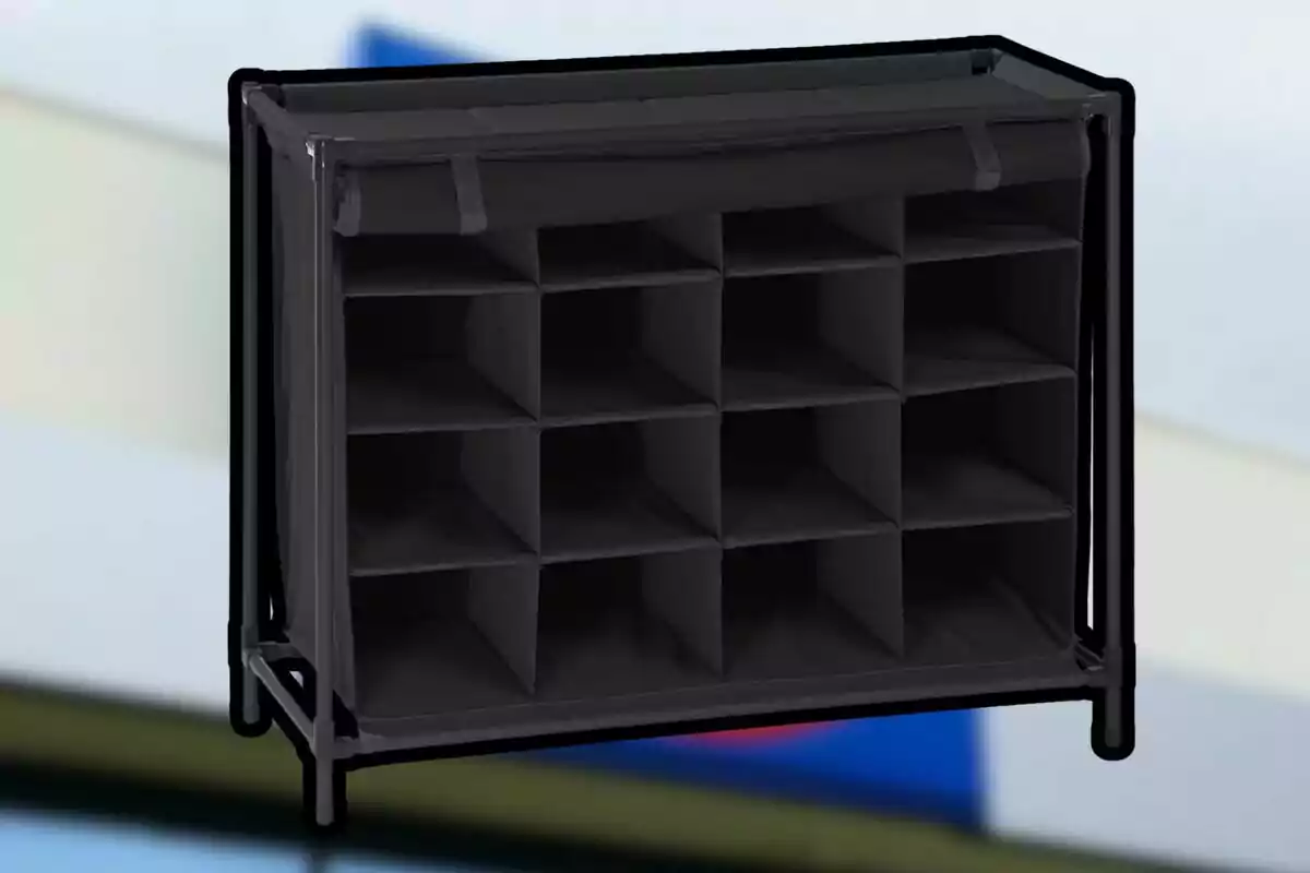 Estante organizador de tela con múltiples compartimentos en un fondo desenfocado. Estante organizador de tela con múltiples compartimentos en un fondo desenfocado.