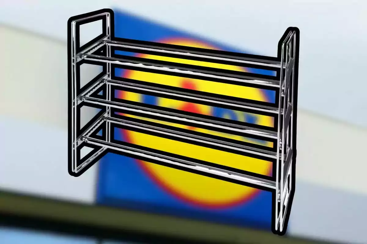 Estante metálico de varios niveles con un fondo desenfocado de colores azul, amarillo y rojo. Estante metálico de varios niveles con un fondo desenfocado de colores azul, amarillo y rojo.
