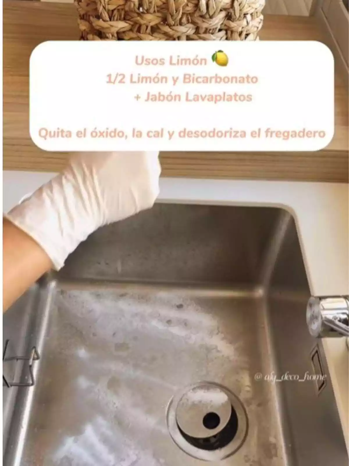 Mujer con guantes limpiando el fregadero con bicarbonato y limón Mujer con guantes limpiando el fregadero con bicarbonato y limón